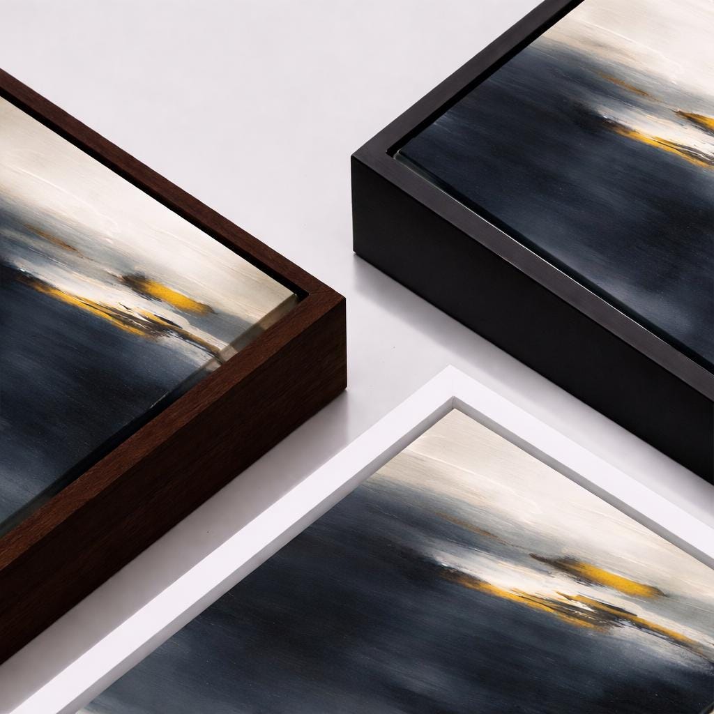 Abstrakter Grau-Gold Küstenhorizont – Gerahmtes Leinwandbild