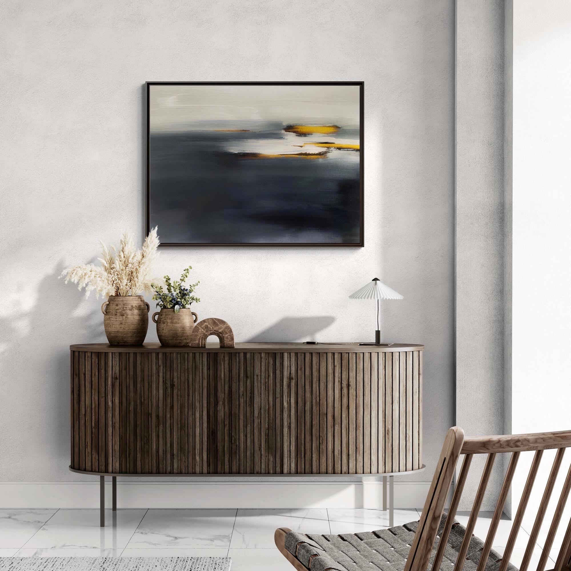 Abstrakter Grau-Gold Küstenhorizont – Gerahmtes Leinwandbild